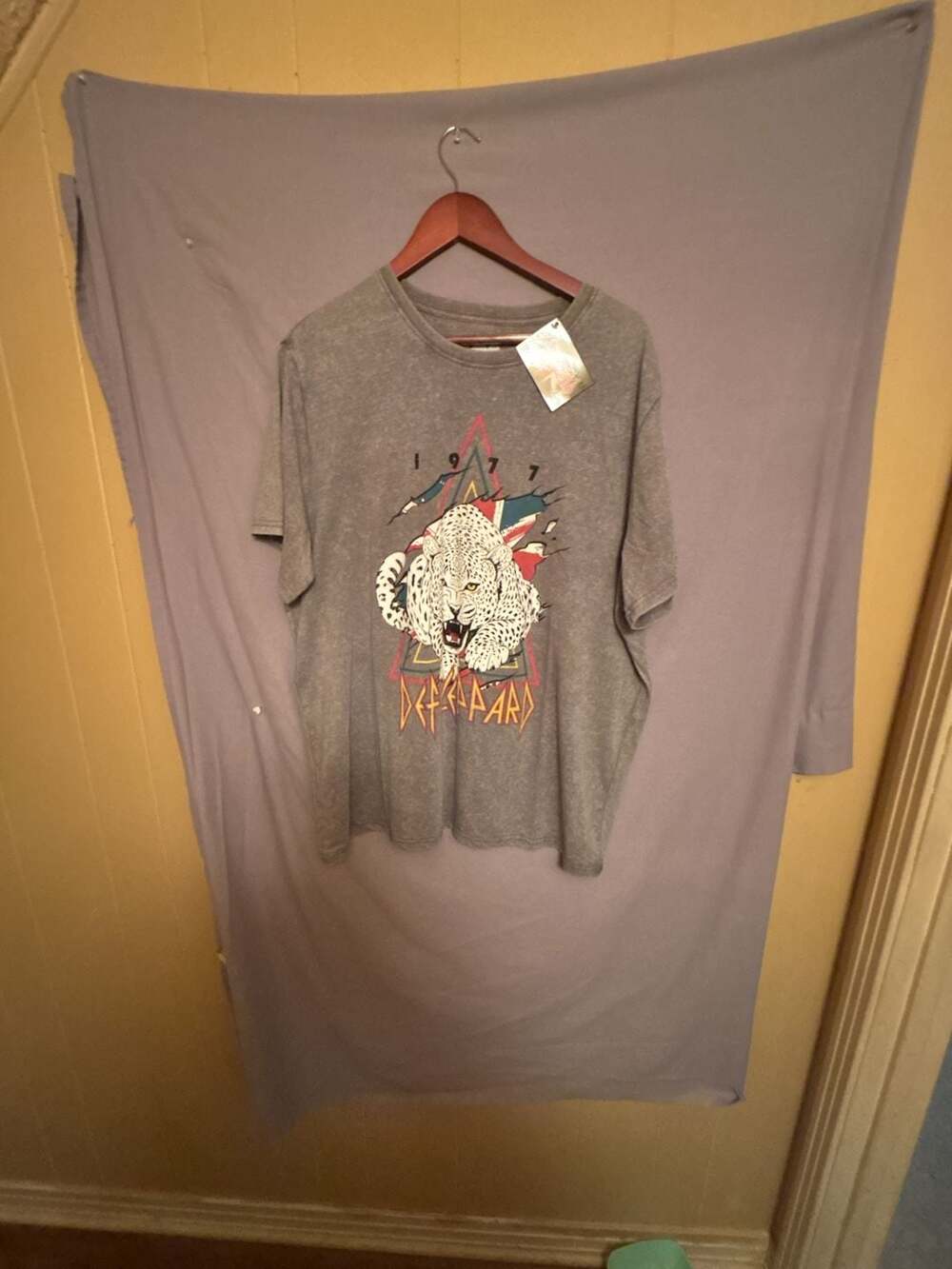 Def Leppard 1977 Leopard Rock Band Graphic T-Shirt Gray Size XL New with Tags